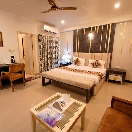 Hotel Oppera Delhi Airport Нью-Дели Экстерьер фото
